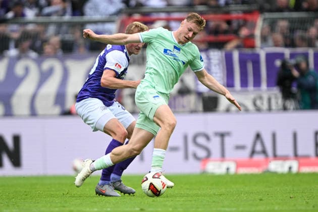 2. Bundesliga - 26 27 - VfL Osnabrück - Hertha BSC Berlin am 13.09.2026 an der Bremer Brücke in Osnabrück Julian Eitschberger (Berlin) im Zweikampf gegen Niklas Wiemann (Osnabrueck)