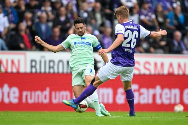 2. Bundesliga - 26 27 - VfL Osnabrück - Hertha BSC Berlin am 13.09.2026 an der Bremer Brücke in Osnabrück Josip Brekalo (Berlin) im Zweikampf gegen Fridolin Wagner (Osnabrueck)