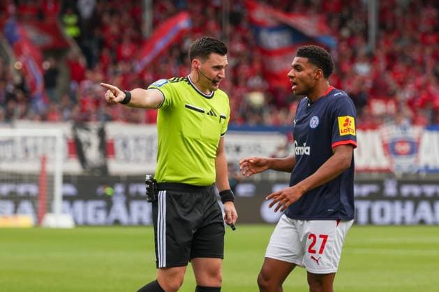 Referee Schiedsrichter Justin Hasmann ermahnt Ikem Ugoh 27 (Holstein Kiel), 1.FC Heidenheim 1846 vs. Holstein Kiel, Fussball, DFL, 2. Bundesliga, Saison 2026 2027, Hinrunde, 5. Spieltag, 13.09.2026 Heidenheim Baden-Wuerttemberg Deutschland