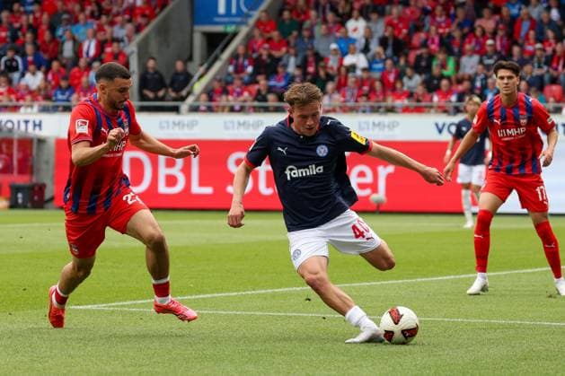 Oualid Mhamdi 22 (1FC Heidenheim 1846) in Aktion mit Leon Parduzi 40 (Holstein Kiel), 1.FC Heidenheim 1846 vs. Holstein Kiel, Fussball, DFL, 2. Bundesliga, Saison 2026 2027, Hinrunde, 5. Spieltag, 13.09.2026 Heidenheim Baden-Wuerttemberg Deutschland