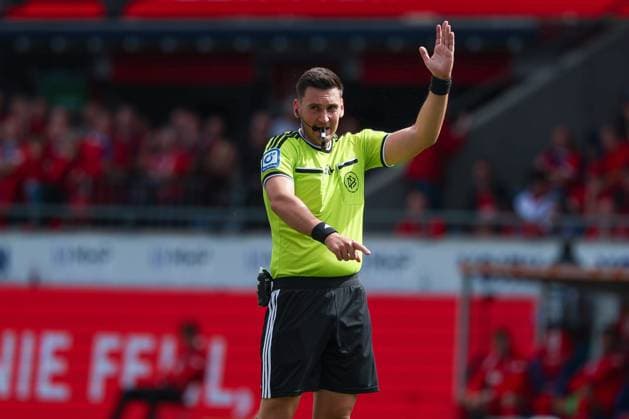 Referee Schiedsrichter Justin Hasmann gestikuliert, 1.FC Heidenheim 1846 vs. Holstein Kiel, Fussball, DFL, 2. Bundesliga, Saison 2026 2027, Hinrunde, 5. Spieltag, 13.09.2026 Heidenheim Baden-Wuerttemberg Deutschland