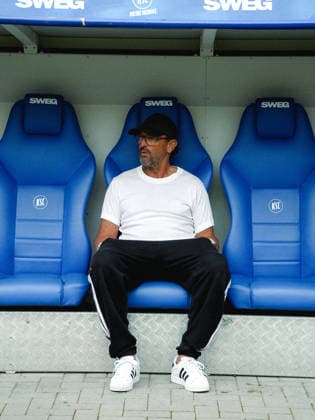 13.09.2026, xwppx, Fussball 2.Bundesliga, Karlsruher SC - Energie Cottbus v.l. Claus-Dieter Wollitz (Trainer Energie Cottbus) (DFL DFB REGULATIONS PROHIBIT ANY USE OF PHOTOGRAPHS as IMAGE SEQUENCES and or QUASI-VIDEO) Karlsruhe