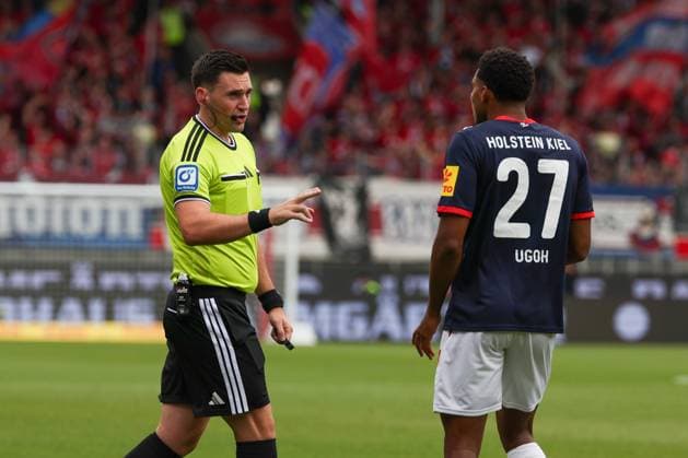 Referee Schiedsrichter Justin Hasmann ermahnt Ikem Ugoh 27 (Holstein Kiel), 1.FC Heidenheim 1846 vs. Holstein Kiel, Fussball, DFL, 2. Bundesliga, Saison 2026 2027, Hinrunde, 5. Spieltag, 13.09.2026 Heidenheim Baden-Wuerttemberg Deutschland