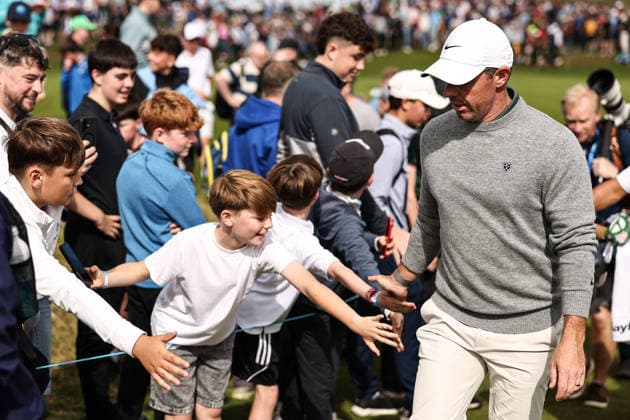 2026 Amgen Irish Open - Fourth Round, Trump International Golf Links, Doonbeg 13 9 2026 Rory McIlroy high fives young fans as he walks up to the eighteenth green Rory McIlroy high fives young fans as he walks up to the eighteenth green 13 9 2026  Copyright: xx AC2_0993