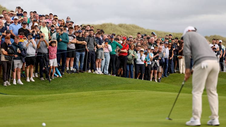 2026 Amgen Irish Open - Fourth Round, Trump International Golf Links, Doonbeg 13 9 2026 Fans look on a Rory McIlroy putts short on the seventeenth green Fans look on a Rory McIlroy putts short on the seventeenth green 13 9 2026  Copyright: xx BB2_9416