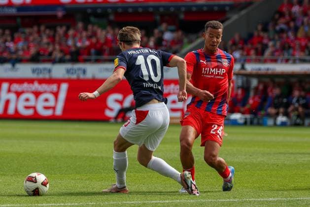 Jonas Therkelsen 10 (Holstein Kiel) in Aktion mit Marcel Costly 24 (1FC Heidenheim 1846), 1.FC Heidenheim 1846 vs. Holstein Kiel, Fussball, DFL, 2. Bundesliga, Saison 2026 2027, Hinrunde, 5. Spieltag, 13.09.2026 Heidenheim Baden-Wuerttemberg Deutschland
