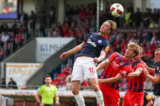 Jonas Therkelsen 10 (Holstein Kiel) und Jan Schoeppner 3 (1FC Heidenheim 1846) in Aktion, 1.FC Heidenheim 1846 vs. Holstein Kiel, Fussball, DFL, 2. Bundesliga, Saison 2026 2027, Hinrunde, 5. Spieltag, 13.09.2026 Heidenheim Baden-Wuerttemberg Deutschland