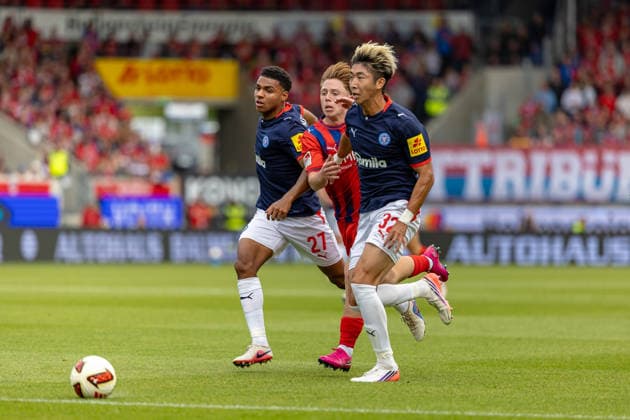 Zweikampf Ikem Ugoh (Holstein Kiel, 27) Michael Heule (1.FC Heidenheim, 27) Hiroki Sekine (Holstein Kiel, 32), GER, 1.FC Heidenheim vs. Holstein Kiel, Fussball, 2. Bundesliga, 05. Spieltag, Spielzeit 2026 2027, 13.09.2026, DFL DFB REGULATIONS PROHIBIT ANY USE OF PHOTOGRAPHS AS IMAGE SEQUENCES AND OR QUASI-VIDEO, GER, 1.FC Heidenheim vs. Holstein Kiel, Fussball, 2. Bundesliga, 05. Spieltag, Spielzeit 2026 2027, 13.09.2026 Heidenheim Copyright: xEibner-Pressefoto JanixPlessx EP_JPL