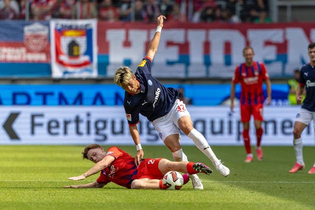 Harter Zweikampf Michael Heule (1.FC Heidenheim, 27) graetscht nach Hiroki Sekine (Holstein Kiel, 32), GER, 1.FC Heidenheim vs. Holstein Kiel, Fussball, 2. Bundesliga, 05. Spieltag, Spielzeit 2026 2027, 13.09.2026, DFL DFB REGULATIONS PROHIBIT ANY USE OF PHOTOGRAPHS AS IMAGE SEQUENCES AND OR QUASI-VIDEO, GER, 1.FC Heidenheim vs. Holstein Kiel, Fussball, 2. Bundesliga, 05. Spieltag, Spielzeit 2026 2027, 13.09.2026 Heidenheim Copyright: xEibner-Pressefoto JanixPlessx EP_JPL