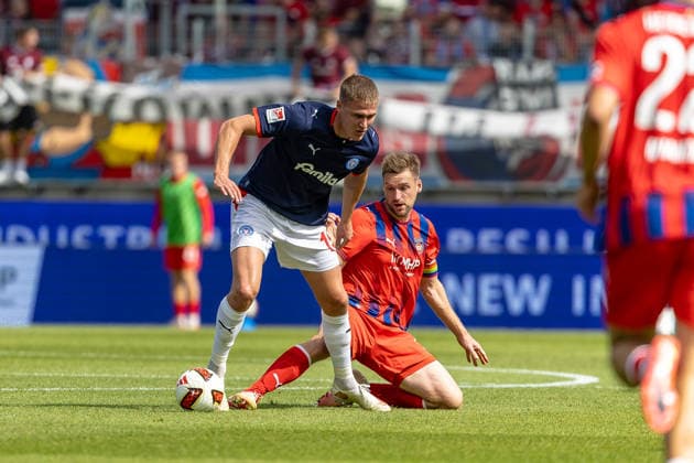 Harter Zweikampf Patrick Mainka (1.FC Heidenheim, 06) graetscht nach Phil Harres (Holstein Kiel, 19), GER, 1.FC Heidenheim vs. Holstein Kiel, Fussball, 2. Bundesliga, 05. Spieltag, Spielzeit 2026 2027, 13.09.2026, DFL DFB REGULATIONS PROHIBIT ANY USE OF PHOTOGRAPHS AS IMAGE SEQUENCES AND OR QUASI-VIDEO, GER, 1.FC Heidenheim vs. Holstein Kiel, Fussball, 2. Bundesliga, 05. Spieltag, Spielzeit 2026 2027, 13.09.2026 Heidenheim Copyright: xEibner-Pressefoto JanixPlessx EP_JPL