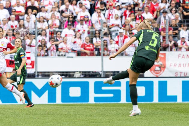Deutschland: VfB Stuttgart Frauen vs VfL Wolfsburg Frauen, 1. Frauen Bundesliga Google Pixel Frauen Bundesliga, Saison 2026 27, GAZi-Stadion auf der Waldau (Stuttgart): Torschuss zum 0:1 von Ella Peddemors, (VfL Wolfsburg Frauen, 5) Stuttgart GAZi-Stadion auf der Waldau Baden Württemberg Deutschland Copyright: xBenedictxChristx