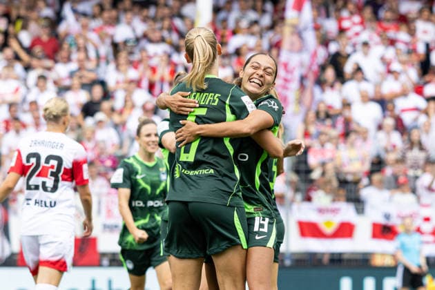 Deutschland: VfB Stuttgart Frauen vs VfL Wolfsburg Frauen, 1. Frauen Bundesliga Google Pixel Frauen Bundesliga, Saison 2026 27, GAZi-Stadion auf der Waldau (Stuttgart): Jubel VfL Wolfsburg nach Tor von Ella Peddemors, (VfL Wolfsburg Frauen, 5), Kessya Bussy, (VfL Wolfsburg Frauen, 19), Portraitfoto, Portrait, Einzelaufnahme, Porträt Stuttgart GAZi-Stadion auf der Waldau Baden Württemberg Deutschland Copyright: xBenedictxChristx