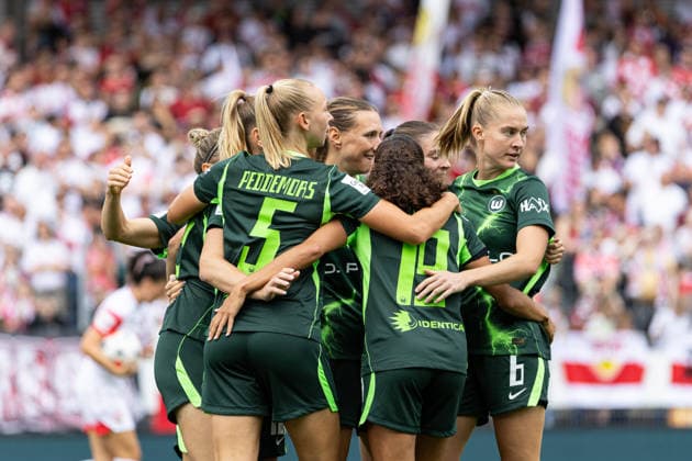 Deutschland: VfB Stuttgart Frauen vs VfL Wolfsburg Frauen, 1. Frauen Bundesliga Google Pixel Frauen Bundesliga, Saison 2026 27, GAZi-Stadion auf der Waldau (Stuttgart): Jubel VfL Wolfsburg nach Tor von Ella Peddemors, (VfL Wolfsburg Frauen, 5), Kessya Bussy, (VfL Wolfsburg Frauen, 19), Janina Minge, (VfL Wolfsburg Frauen, 6), Portraitfoto, Portrait, Einzelaufnahme, Porträt Stuttgart GAZi-Stadion auf der Waldau Baden Württemberg Deutschland Copyright: xBenedictxChristx