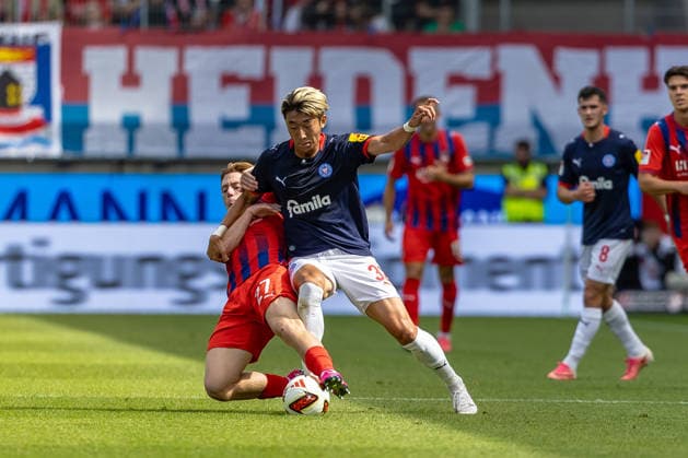 Harter Zweikampf Michael Heule (1.FC Heidenheim, 27) graetscht nach Hiroki Sekine (Holstein Kiel, 32), GER, 1.FC Heidenheim vs. Holstein Kiel, Fussball, 2. Bundesliga, 05. Spieltag, Spielzeit 2026 2027, 13.09.2026, DFL DFB REGULATIONS PROHIBIT ANY USE OF PHOTOGRAPHS AS IMAGE SEQUENCES AND OR QUASI-VIDEO, GER, 1.FC Heidenheim vs. Holstein Kiel, Fussball, 2. Bundesliga, 05. Spieltag, Spielzeit 2026 2027, 13.09.2026 Heidenheim Copyright: xEibner-Pressefoto JanixPlessx EP_JPL