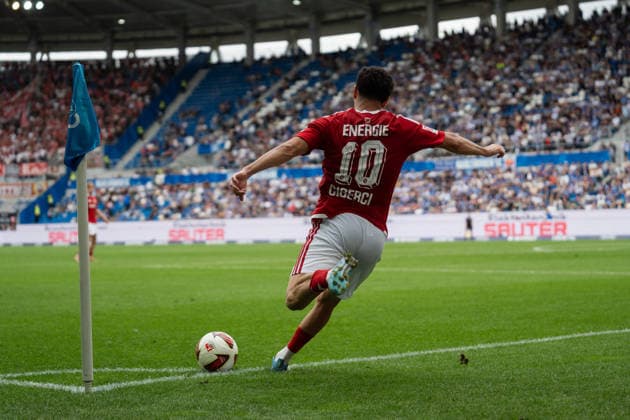 13.09.2026, xjyhynx, Fussball 2.Bundesliga, Karlsruher SC - Energie Cottbus v.l., Eckball von Tolcay Cigerci (10, Energie Cottbus) (DFL DFB REGULATIONS PROHIBIT ANY USE OF PHOTOGRAPHS as IMAGE SEQUENCES and or QUASI-VIDEO) Karlsruhe