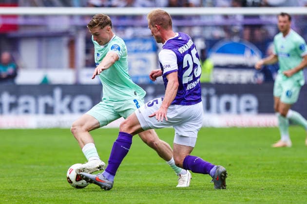 2026.09.13, xkwix, Fußball, 2.Liga, VfL Osnabrück - Hertha BSC, Stadion an der Bremer Brücke, 5.Spieltag, Saison 2026 2027: Niklas Wiemann (VfL Osnabrueck 25) im Zweikampf gegen Julian Eitschberger (Hertha BSC 2) DFB regulations prohibit any use of photographs as image sequences and or quasi-video. Photo: xKamilxWilkowskixPressefotoKochx Niedersachsen Deutschland