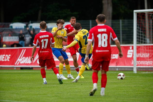 Nr.22 Dorian Cevis (Lok) trifft hier zum 0:1; GER, Greifswalder FC vs. 1. FC Lok Leipzig, Fußball, Männer, Regionalliga Nordost, 8.Spieltag, Spielzeit 2026 2027, 13.09.2026 Greifswald Volksstadion Mecklenburg - Vorpommern Deutschland