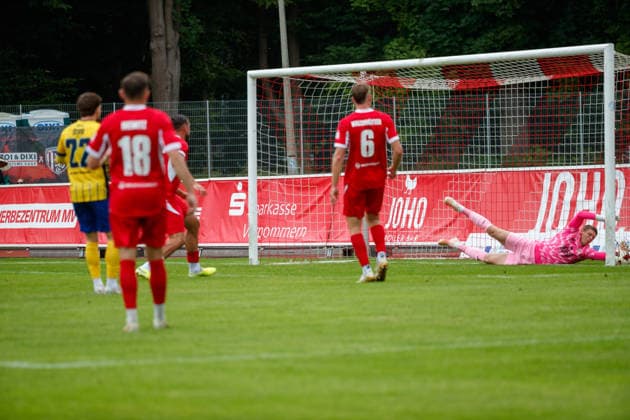 Nr.22 Dorian Cevis (Lok) trifft hier zum 0:1 gegen rechts Torwart Jakub Jakubov (Greifswald) ; GER, Greifswalder FC vs. 1. FC Lok Leipzig, Fußball, Männer, Regionalliga Nordost, 8.Spieltag, Spielzeit 2026 2027, 13.09.2026 Greifswald Volksstadion Mecklenburg - Vorpommern Deutschland