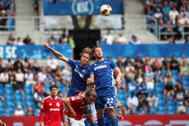 Zusammen beim Kopfball Christoph Kobald (Karlsruher SC, 22). und Marcel Franke (Karlsruher SC, 28), Karlsruher SC vs. Energie Cottbus, 2. Bundesliga, 5. Spieltag, 2026 2027, 13.09.2026, DFL REGULATIONS PROHIBIT ANY USE OF PHOTOGRAPHS AS IMAGE SEQUENCES AND OR QUASI-VIDEO, Karlsruher SC vs. Energie Cottbus, 2. Bundesliga, 5. Spieltag, 2026 2027, 13.09.2026 Karlsruhe Copyright: xEibner-Pressefoto JanxPrihodax EP_JPA
