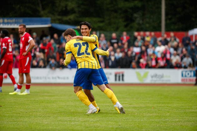 Torjubel 0:1 mit Torschütze nr.22 Dorian Cevis (Lok) und hinten Eren Öztürk (Lok) ; GER, Greifswalder FC vs. 1. FC Lok Leipzig, Fußball, Männer, Regionalliga Nordost, 8.Spieltag, Spielzeit 2026 2027, 13.09.2026 Greifswald Volksstadion Mecklenburg - Vorpommern Deutschland