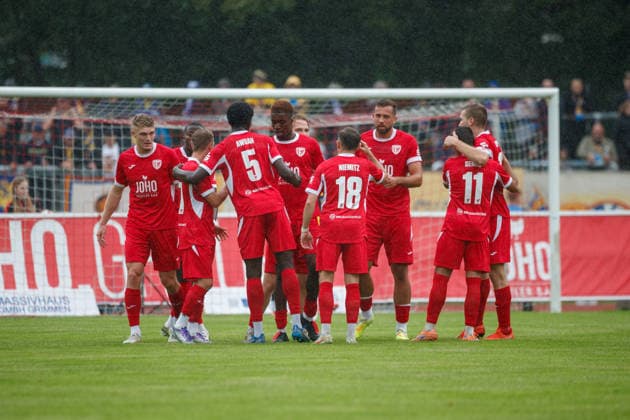 Torjubel 1:1 in der Mitte Torschütze Ogechika Heil (Greifswald) ; GER, Greifswalder FC vs. 1. FC Lok Leipzig, Fußball, Männer, Regionalliga Nordost, 8.Spieltag, Spielzeit 2026 2027, 13.09.2026 Greifswald Volksstadion Mecklenburg - Vorpommern Deutschland