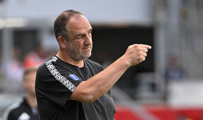 Trainer Coach Frank Schmidt 1. FC Heidenheim 1846 FCH am Spielfeldrand Gestik Geste 1. FC Heidenheim 1846 FCH vs Holstein Kiel KSV 13.09.2026 DFL REGULATIONS PROHIBIT ANY USE OF PHOTOGRAPHS AS IMAGE SEQUENCES AND OR QUASI-VIDEO 1. FC Heidenheim 1846 FCH vs Holstein Kiel KSV