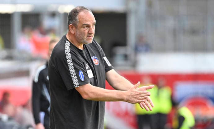Trainer Coach Frank Schmidt 1. FC Heidenheim 1846 FCH am Spielfeldrand Gestik Geste 1. FC Heidenheim 1846 FCH vs Holstein Kiel KSV 13.09.2026 DFL REGULATIONS PROHIBIT ANY USE OF PHOTOGRAPHS AS IMAGE SEQUENCES AND OR QUASI-VIDEO 1. FC Heidenheim 1846 FCH vs Holstein Kiel KSV