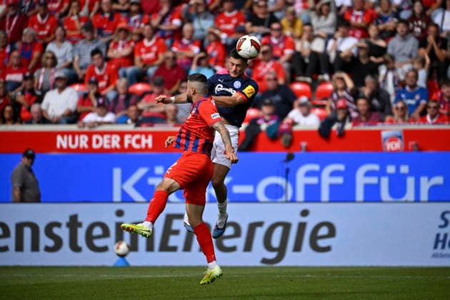 Kopfballduell Zweikampf Aktion Adrian Kapralik Holstein Kiel (20) gegen Marnon Busch 1. FC Heidenheim 1846 FCH (02) 1. FC Heidenheim 1846 FCH vs Holstein Kiel KSV 13.09.2026 DFL REGULATIONS PROHIBIT ANY USE OF PHOTOGRAPHS AS IMAGE SEQUENCES AND OR QUASI-VIDEO 1. FC Heidenheim 1846 FCH vs Holstein Kiel KSV