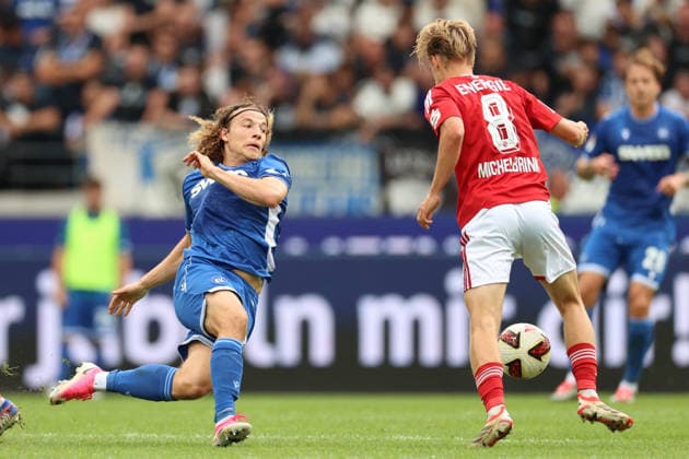 Tim Civeja (Karlsruher SC, 23) im Zweikampf mit Lukas Michelbrink (Energie Cottbus, 08), Karlsruher SC vs. Energie Cottbus, 2. Bundesliga, 5. Spieltag, 2026 2027, 13.09.2026, DFL REGULATIONS PROHIBIT ANY USE OF PHOTOGRAPHS AS IMAGE SEQUENCES AND OR QUASI-VIDEO, Karlsruher SC vs. Energie Cottbus, 2. Bundesliga, 5. Spieltag, 2026 2027, 13.09.2026 Karlsruhe Copyright: xEibner-Pressefoto JanxPrihodax EP_JPA