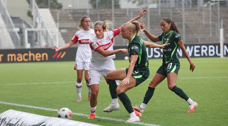 Stuttgart , Google Pixel Frauen-Bundesliga VfB Stuttgart vs VfL Wolfsburg , von links: Dafina Redzepi ( VfB ) Lara Prasnikar ( Wolfs )
