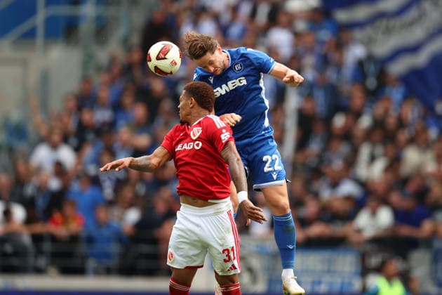 Christoph Kobald (Karlsruher SC, 22) im Duell mit Justin Butler (Energie Cottbus, 31), Karlsruher SC vs. Energie Cottbus, 2. Bundesliga, 5. Spieltag, 2026 2027, 13.09.2026, DFL REGULATIONS PROHIBIT ANY USE OF PHOTOGRAPHS AS IMAGE SEQUENCES AND OR QUASI-VIDEO, Karlsruher SC vs. Energie Cottbus, 2. Bundesliga, 5. Spieltag, 2026 2027, 13.09.2026 Karlsruhe Copyright: xEibner-Pressefoto JanxPrihodax EP_JPA