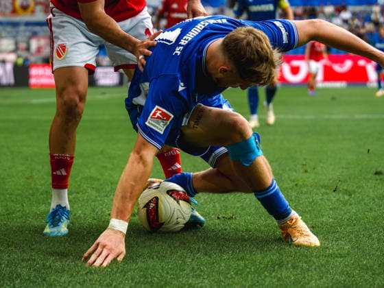 13.09.2026, xwppx, Fussball 2.Bundesliga, Karlsruher SC - Energie Cottbus v.l. Noel Eichinger (Karlsruher SC) im Zweikampf (DFL DFB REGULATIONS PROHIBIT ANY USE OF PHOTOGRAPHS as IMAGE SEQUENCES and or QUASI-VIDEO) Karlsruhe