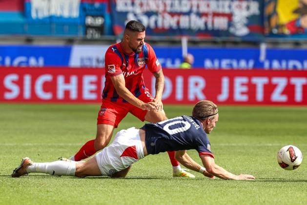 Marnon Busch 2 (1FC Heidenheim 1846) und Jonas Therkelsen 10 (Holstein Kiel) in Aktion, Zweikampf, 1.FC Heidenheim 1846 vs. Holstein Kiel, Fussball, DFL, 2. Bundesliga, Saison 2026 2027, Hinrunde, 5. Spieltag, 13.09.2026 Heidenheim Baden-Wuerttemberg Deutschland