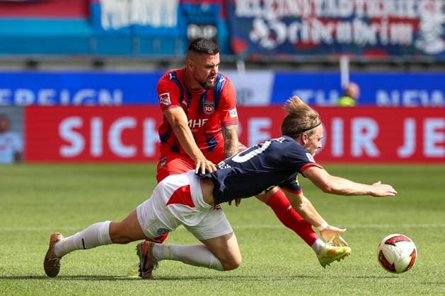 Marnon Busch 2 (1FC Heidenheim 1846) und Jonas Therkelsen 10 (Holstein Kiel) in Aktion, Zweikampf, 1.FC Heidenheim 1846 vs. Holstein Kiel, Fussball, DFL, 2. Bundesliga, Saison 2026 2027, Hinrunde, 5. Spieltag, 13.09.2026 Heidenheim Baden-Wuerttemberg Deutschland
