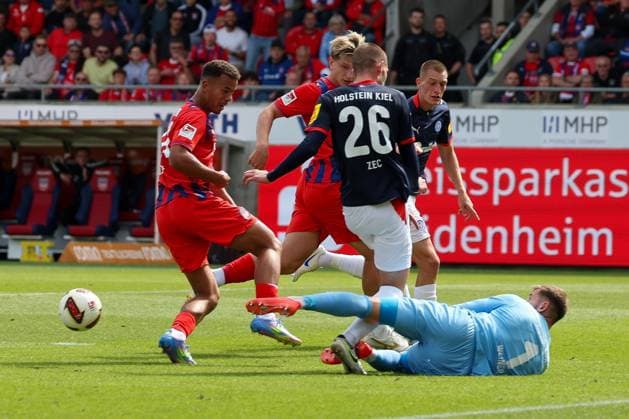 Timon Weiner 1 (Holstein Kiel) und Marcel Costly 24 (1FC Heidenheim 1846) in Aktion, mit David Zec 26 (Holstein Kiel), 1.FC Heidenheim 1846 vs. Holstein Kiel, Fussball, DFL, 2. Bundesliga, Saison 2026 2027, Hinrunde, 5. Spieltag, 13.09.2026 Heidenheim Baden-Wuerttemberg Deutschland