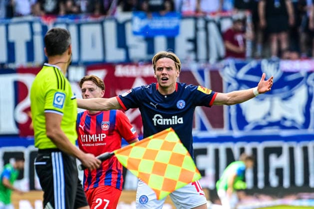 13.09.2026, GER, Fußball, Herren, 2. Bundesliga, 1. FC Heidenheim vs Holstein Kiel Jonas Therkelsen (Kiel, 10) ist mit Entscheidung von Schiedsrichter-Assistent Asmir Osmanagic nicht einverstanden Heidenheim Voith-Arena Baden-Württemberg Deutschland Copyright: xNordphotox xHafnerx