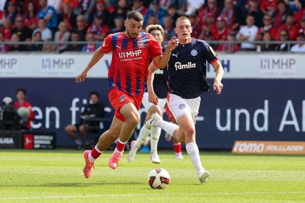 Oualid Mhamdi 22 (1FC Heidenheim 1846) in Aktion gegen Ivan Nekic k13 (Holstein Kiel), 1.FC Heidenheim 1846 vs. Holstein Kiel, Fussball, DFL, 2. Bundesliga, Saison 2026 2027, Hinrunde, 5. Spieltag, 13.09.2026 Heidenheim Baden-Wuerttemberg Deutschland