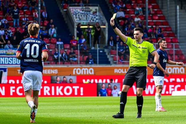13.09.2026, GER, Fußball, Herren, 2. Bundesliga, 1. FC Heidenheim vs Holstein Kiel Schiedsrichter Justin Hasmann zeigt Jonas Therkelsen (Kiel, 10) die gelbe Karte Heidenheim Voith-Arena Baden-Württemberg Deutschland Copyright: xNordphotox xHafnerx