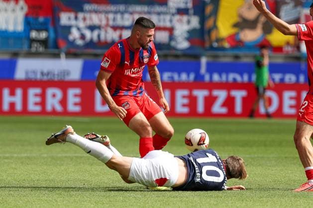 Marnon Busch 2 (1FC Heidenheim 1846) und Jonas Therkelsen 10 (Holstein Kiel) in Aktion, Zweikampf, 1.FC Heidenheim 1846 vs. Holstein Kiel, Fussball, DFL, 2. Bundesliga, Saison 2026 2027, Hinrunde, 5. Spieltag, 13.09.2026 Heidenheim Baden-Wuerttemberg Deutschland