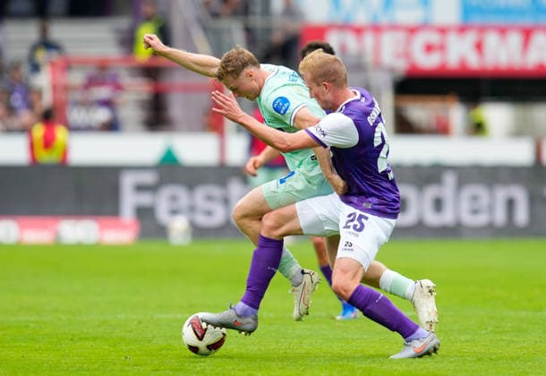 Julian Eitschberger (Hertha BSC, 2) im Zweikampf mit Niklas Wiemann (VfL Osnabrueck, 25) GER, VfL Osnabrück vs Hertha BSC, 2. Bundesliga, 5. Spieltag, Saison 2026-27, Bremer Brücke, Osnabrück, 13.09.2026 DFL REGULATIONS PROHIBIT ANY USE OF PHOTOGRAPHS AS IMAGE SEQUENCES AND OR QUASI-VIDEO Foto: HMB Media Scott W. Coleman Copyright: HMBxMedia xScottxW.xColeman