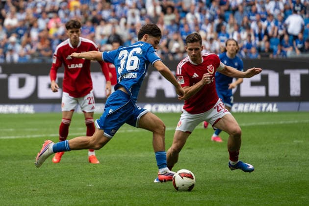 13.09.2026, xjyhynx, Fussball 2.Bundesliga, Karlsruher SC - Energie Cottbus v.l., Schuss Rafael Pinto Pedrosa (36, Karlsruher SC) gegen Axel Borgmann (20, Energie Cottbus) (DFL DFB REGULATIONS PROHIBIT ANY USE OF PHOTOGRAPHS as IMAGE SEQUENCES and or QUASI-VIDEO) Karlsruhe