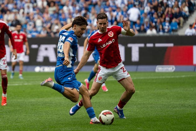 13.09.2026, xjyhynx, Fussball 2.Bundesliga, Karlsruher SC - Energie Cottbus v.l., Schuss Rafael Pinto Pedrosa (36, Karlsruher SC) gegen Axel Borgmann (20, Energie Cottbus) (DFL DFB REGULATIONS PROHIBIT ANY USE OF PHOTOGRAPHS as IMAGE SEQUENCES and or QUASI-VIDEO) Karlsruhe