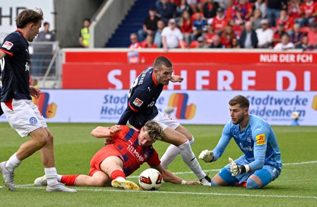Strafraumszene, Torraumszene Torschuss Aktion Torchance Alessandro Vogt 1. FC Heidenheim 1846 FCH (18) gegen Torwart Timon Weiner Holstein Kiel (01) Adrian Kapralik Holstein Kiel (20) 1. FC Heidenheim 1846 FCH vs Holstein Kiel KSV 13.09.2026 DFL REGULATIONS PROHIBIT ANY USE OF PHOTOGRAPHS AS IMAGE SEQUENCES AND OR QUASI-VIDEO 1. FC Heidenheim 1846 FCH vs Holstein Kiel KSV