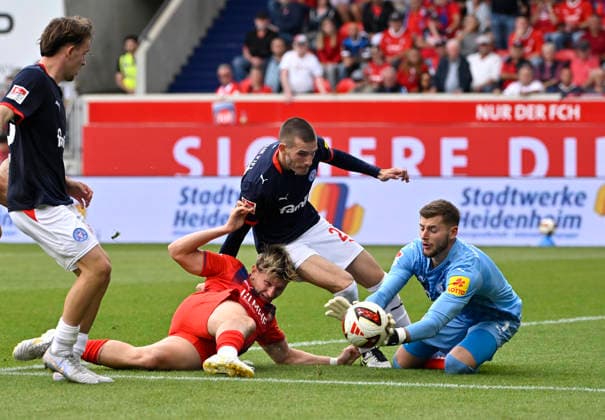 Strafraumszene, Torraumszene Torschuss Aktion Torchance Alessandro Vogt 1. FC Heidenheim 1846 FCH (18) gegen Torwart Timon Weiner Holstein Kiel (01) Adrian Kapralik Holstein Kiel (20) 1. FC Heidenheim 1846 FCH vs Holstein Kiel KSV 13.09.2026 DFL REGULATIONS PROHIBIT ANY USE OF PHOTOGRAPHS AS IMAGE SEQUENCES AND OR QUASI-VIDEO 1. FC Heidenheim 1846 FCH vs Holstein Kiel KSV