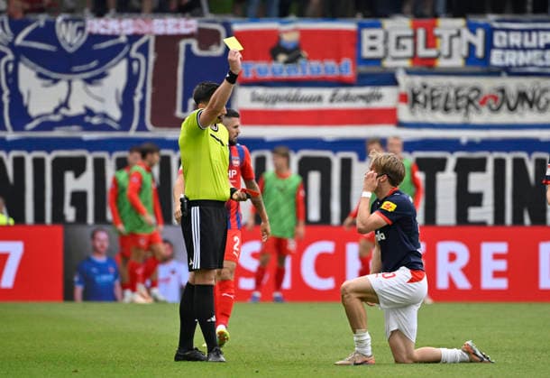 Schiedsrichter Referee Justin Hasmann zeigt Ampelkarte gelb rot fuer Jonas Therkelsen Holstein Kiel (10) wegen Foul an Mikkel Kaufmann 1. FC Heidenheim 1846 FCH (29) (nicht im Bild) 1. FC Heidenheim 1846 FCH vs Holstein Kiel KSV 13.09.2026 DFL REGULATIONS PROHIBIT ANY USE OF PHOTOGRAPHS AS IMAGE SEQUENCES AND OR QUASI-VIDEO 1. FC Heidenheim 1846 FCH vs Holstein Kiel KSV