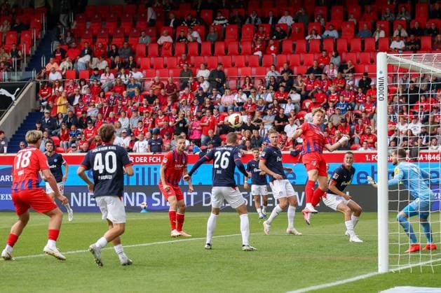 Mikkel Kaufmann 29 (1FC Heidenheim 1846) fliegt am Ball vorbei, Alessandro Vogt 18 (1FC Heidenheim 1846) kommt zum Kopfball, Chance, 1.FC Heidenheim 1846 vs. Holstein Kiel, Fussball, DFL, 2. Bundesliga, Saison 2026 2027, Hinrunde, 5. Spieltag, 13.09.2026 Heidenheim Baden-Wuerttemberg Deutschland