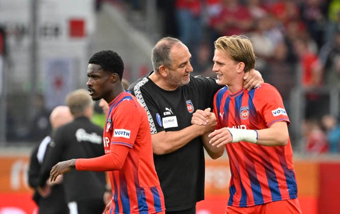 Halbzeitpause Trainer Coach Frank Schmidt 1. FC Heidenheim 1846 FCH im Gespraech Diskussion mit Mikkel Kaufmann 1. FC Heidenheim 1846 FCH (29) Christian Conteh 1. FC Heidenheim 1846 FCH (10) 1. FC Heidenheim 1846 FCH vs Holstein Kiel KSV 13.09.2026 DFL REGULATIONS PROHIBIT ANY USE OF PHOTOGRAPHS AS IMAGE SEQUENCES AND OR QUASI-VIDEO 1. FC Heidenheim 1846 FCH vs Holstein Kiel KSV