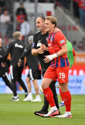 Halbzeitpause Trainer Coach Frank Schmidt 1. FC Heidenheim 1846 FCH im Gespraech Diskussion mit Mikkel Kaufmann 1. FC Heidenheim 1846 FCH (29) 1. FC Heidenheim 1846 FCH vs Holstein Kiel KSV 13.09.2026 DFL REGULATIONS PROHIBIT ANY USE OF PHOTOGRAPHS AS IMAGE SEQUENCES AND OR QUASI-VIDEO 1. FC Heidenheim 1846 FCH vs Holstein Kiel KSV
