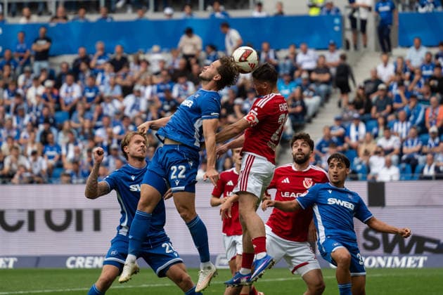 13.09.2026, xjyhynx, Fussball 2.Bundesliga, Karlsruher SC - Energie Cottbus v.l., Kopfballduell zwischen Christoph Kobald (22, Karlsruher SC) und Axel Borgmann (20, Energie Cottbus) (DFL DFB REGULATIONS PROHIBIT ANY USE OF PHOTOGRAPHS as IMAGE SEQUENCES and or QUASI-VIDEO) Karlsruhe