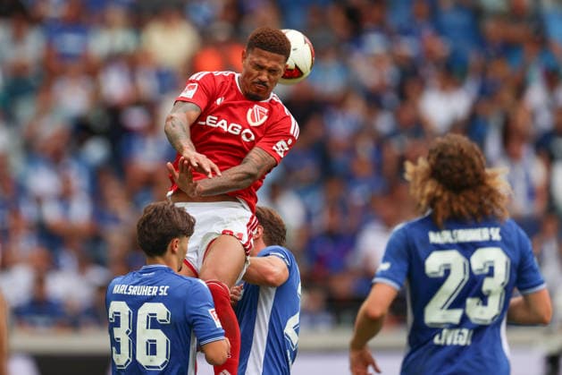 Justin Butler (Energie Cottbus, 31) mit einem Kopfball gegegn Christoph Kobald (Karlsruher SC, 22) und Rafael Pinto Pedrosa (Karlsruher SC, 36), Karlsruher SC vs. Energie Cottbus, 2. Bundesliga, 5. Spieltag, 2026 2027, 13.09.2026, DFL REGULATIONS PROHIBIT ANY USE OF PHOTOGRAPHS AS IMAGE SEQUENCES AND OR QUASI-VIDEO, Karlsruher SC vs. Energie Cottbus, 2. Bundesliga, 5. Spieltag, 2026 2027, 13.09.2026 Karlsruhe Copyright: xEibner-Pressefoto JanxPrihodax EP_JPA